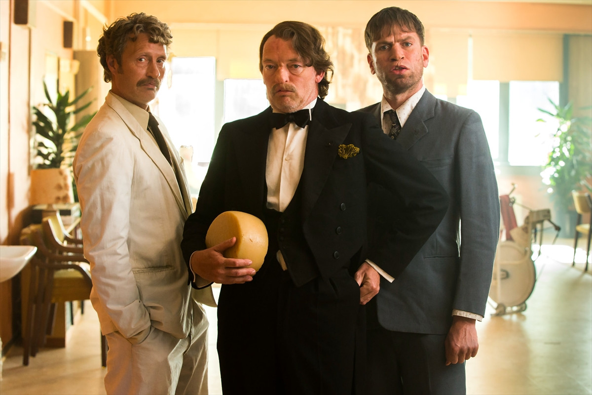 マッツ・ミケルセンの怪演光る！『メン＆チキン』日本初公開決定　予告＆場面写真公開