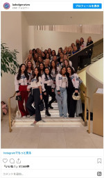 ドジャース奥様会の集合写真。ちょうど中央あたりに真美子さんの姿　※「Dodger Wives」インスタグラム