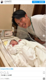 佐藤弘道の長男と孫の2ショット　※「佐藤文哉」インスタグラム