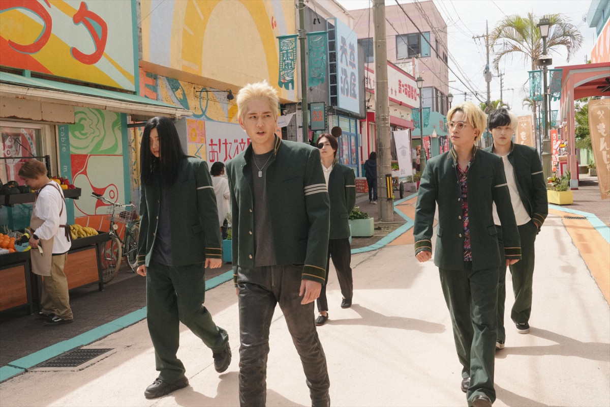 水上恒司＆木戸大聖が“歩く・笑う・食べる”　実写『WIND BREAKER』“東風商店街”セットツアー動画到着