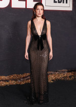 ミリー・ボビー・ブラウン、『ストレンジャー・シングス』イベントで大胆ルックを披露