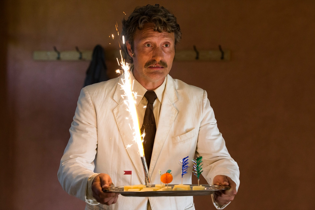 マッツ・ミケルセンの怪演光る！『メン＆チキン』日本初公開決定　予告＆場面写真公開