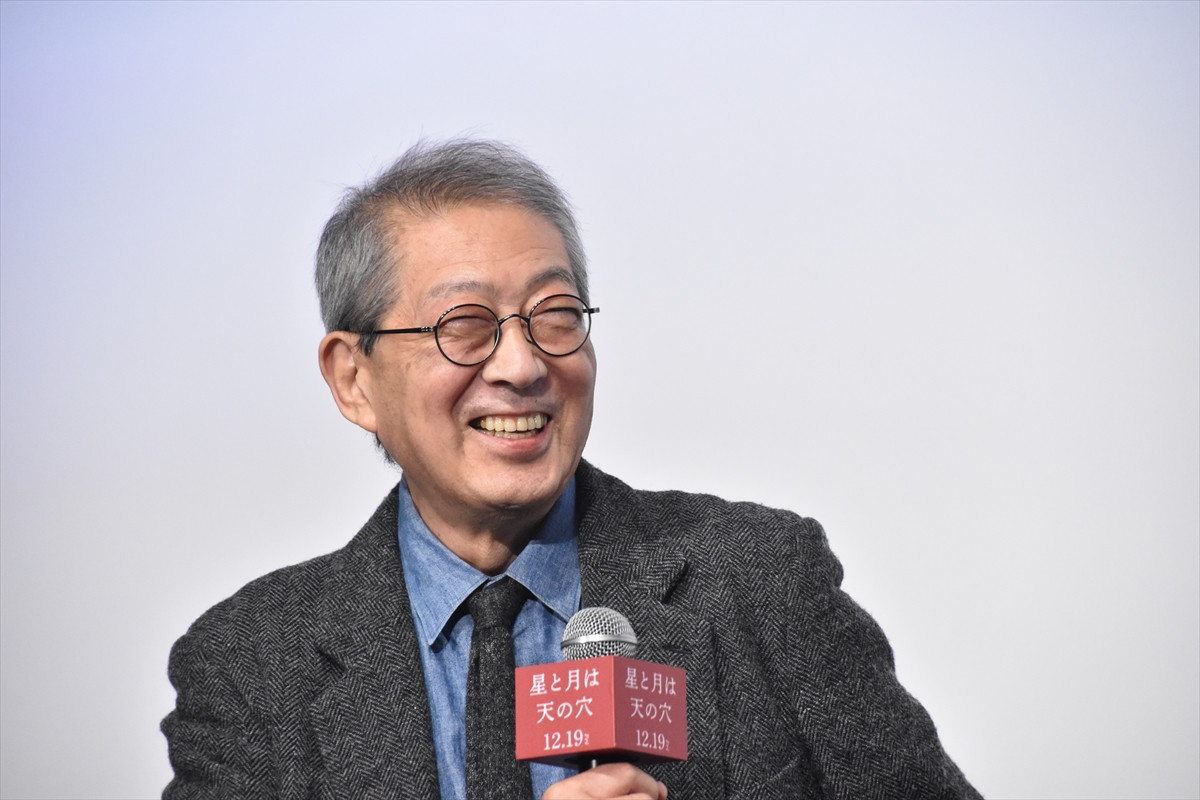 綾野剛、荒井晴彦監督の通訳を担当？　映画『星と月は天の穴』の現場でも“懸け橋”に