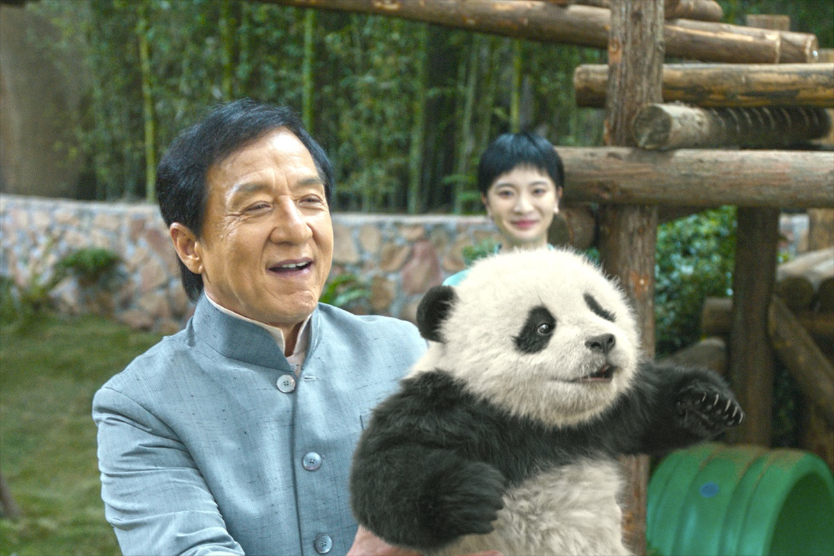 ジャッキー・チェンとパンダがかわいい！　本人役で主演『パンダプラン』場面写真一挙解禁