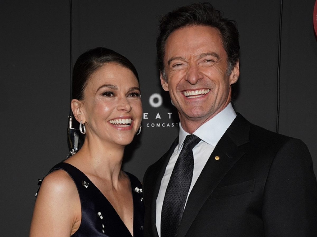 順調交際のヒュー・ジャックマン＆サットン・フォスター、レッドカーペットにそろって登場＆弾ける笑顔