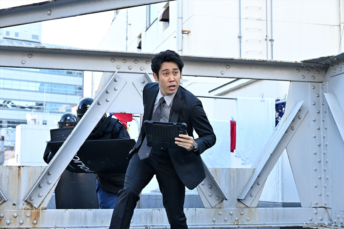 福山雅治×大泉洋『ラストマン』SP今夜放送！　東京爆破予告＆テレビスタジオ立てこもり事件に無敵のバディが挑む