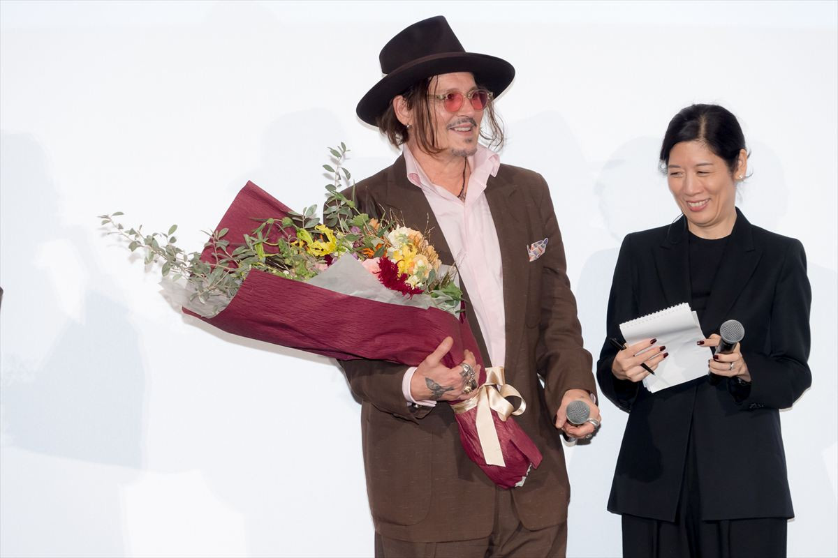 ジョニー・デップ、8年半ぶりの来日で「今度はもっと早く日本に戻ってきたい」　赤西仁がサプライズで登場
