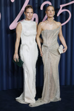 ダイアナ妃の双子の姪、レディ・アメリア・スペンサー（右）＆レディ・エリザ・スペンサー（左）姉妹が輝くドレス姿を披露