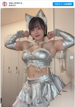 リングガール姿で見事な力こぶを披露するまる　※「まる」インスタグラム