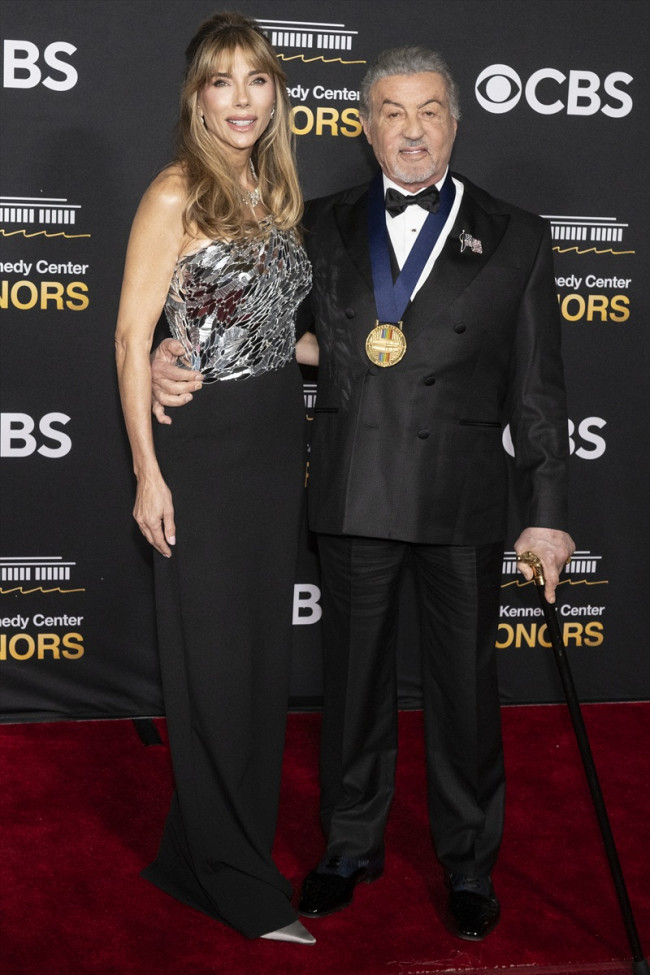 杖をついてイベントに登場したシルヴェスター・スタローン