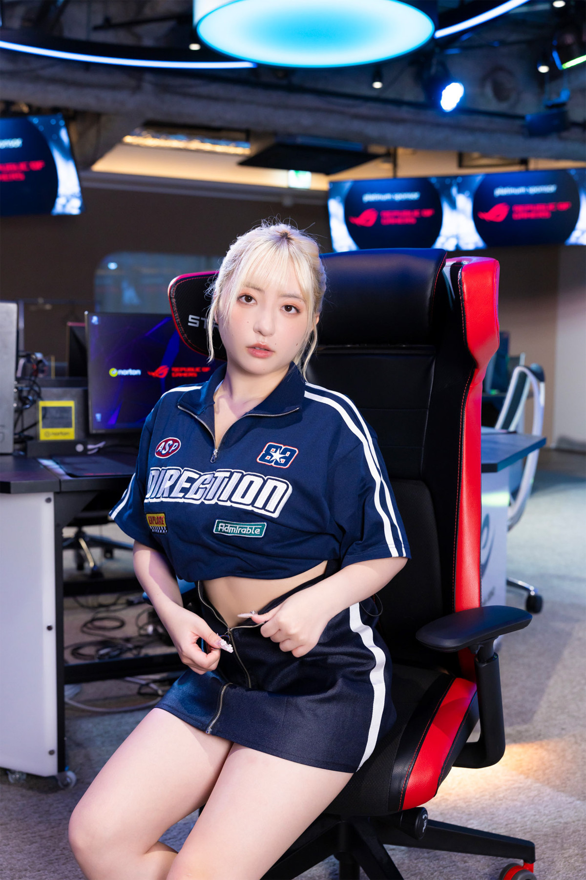 eスポーツ美女が悩殺する！　超ミニスカ姿に刺激的なカットも