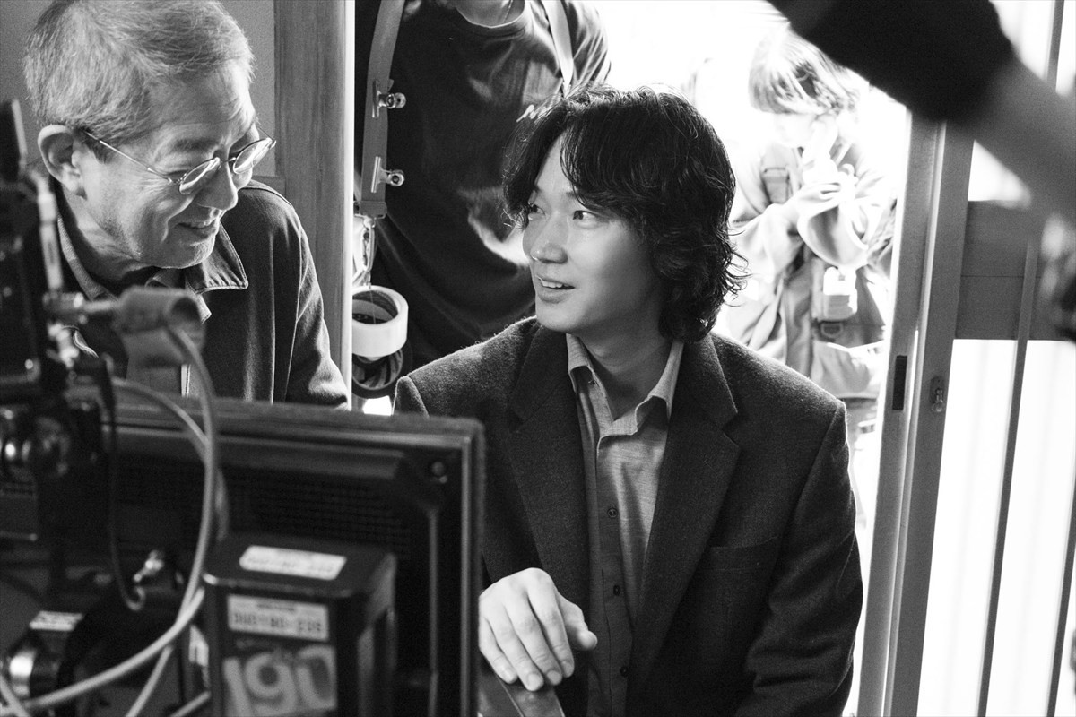 綾野剛主演『星と月は天の穴』、情熱と信頼関係で結ばれた“荒井組”の現場風景を収めたメイキング解禁
