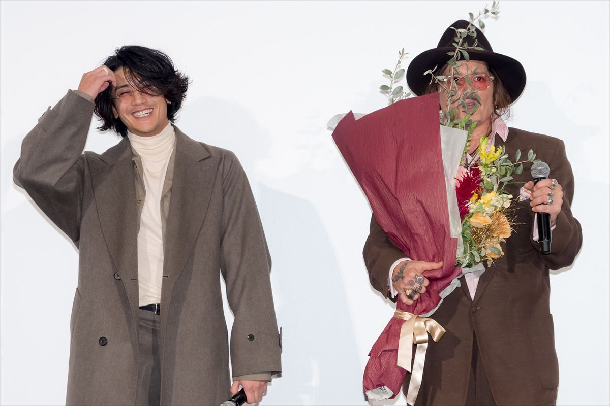 ジョニー・デップ、8年半ぶりの来日で「今度はもっと早く日本に戻ってきたい」　赤西仁がサプライズで登場