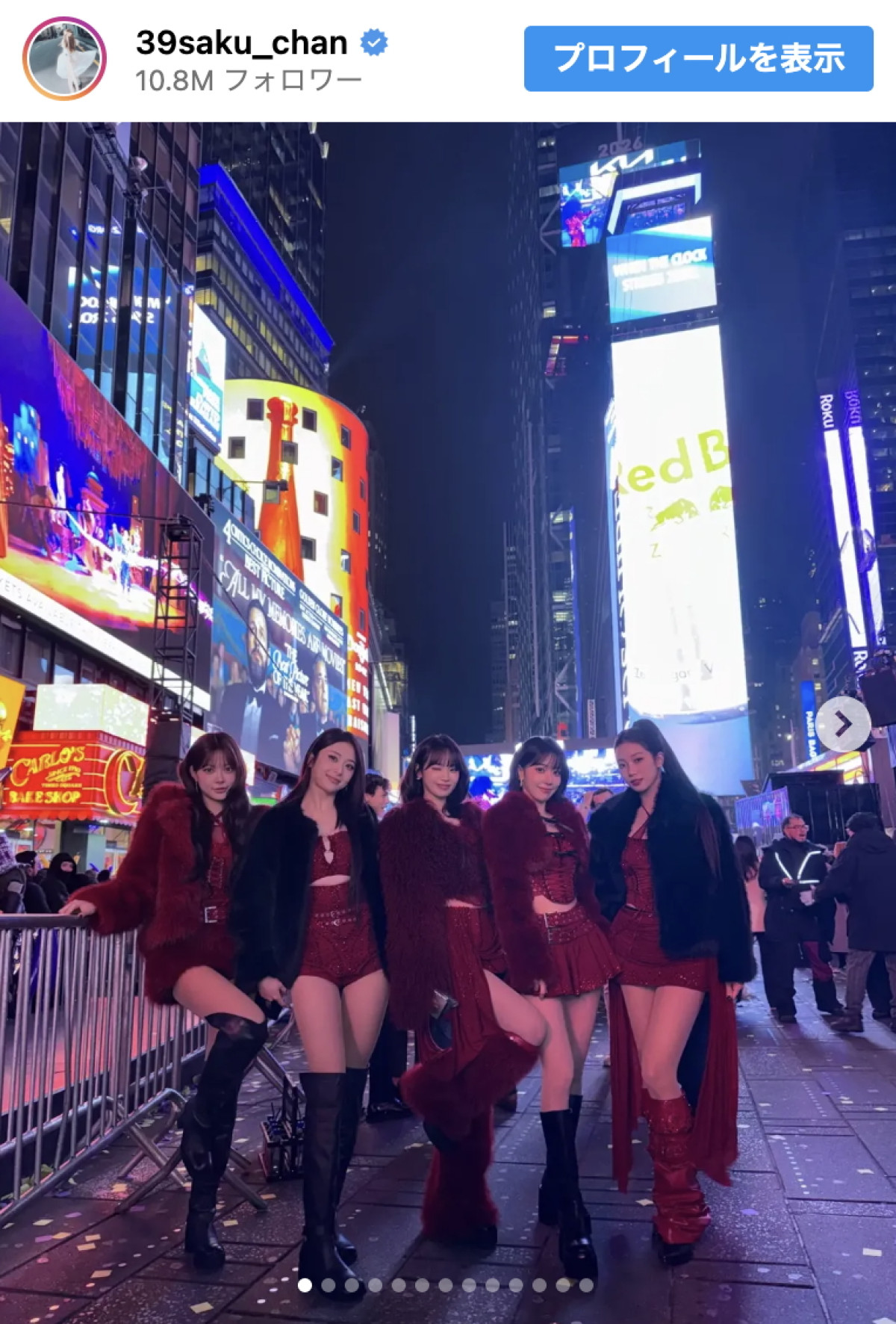 宮脇咲良、博多→NYへ　タイムズスクエアで貫録のお腹見せショット「2026年も最高に可愛い」「努力し続ける姿勢に尊敬」