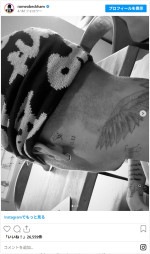 首の後ろに「愛」　※「ロメオ・ベッカム」インスタグラム（＠romeobeckham）