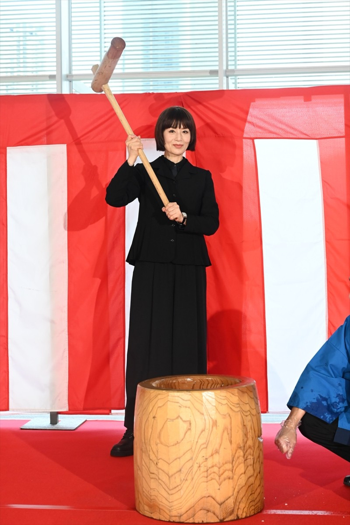 松嶋菜々子、約10kgの杵で餅つき　「全然大丈夫」と余裕の表情