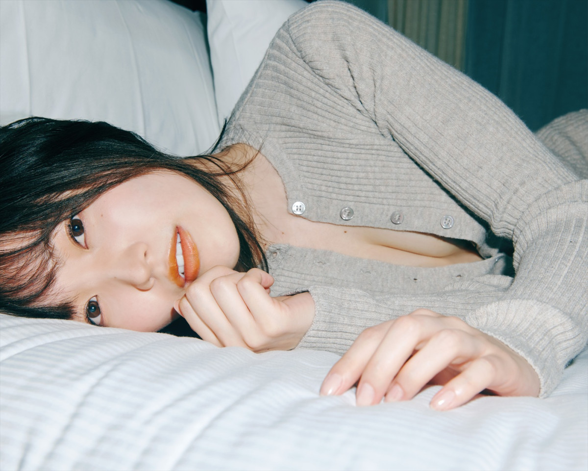 櫻坂46・松田里奈がボディスーツ姿でベッドにごろん！　松田里奈1st写真集『まつりの時間』新規カット解禁