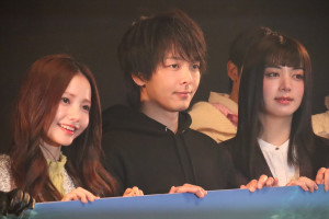 ドラマ『DREAM STAGE』制作発表会見に出席した（左から）ハ・ヨンス、中村倫也、池田エライザ