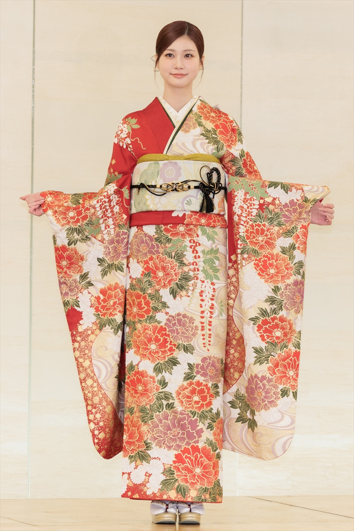 生見愛瑠「『見ない日ないね』と言われる人になりたい」　高石あかり、上坂樹里らエイベックス所属タレントと晴れ着お披露目