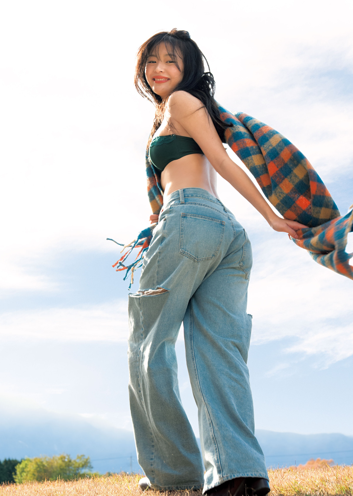 人気YouTuber美女、写真集“未公開フォト”　若手女優の水着グラビアも！