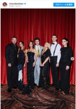 21歳になる三男クルスのお祝いに集結したベッカム家（左から）デヴィッド＆ヴィクトリア夫妻、三男クルスと恋人ジャッキー・アポステル、末っ子ハーパー、次男ロメオと恋人キム・ターンブル　※「ヴィクトリア・ベッカム」Instagram