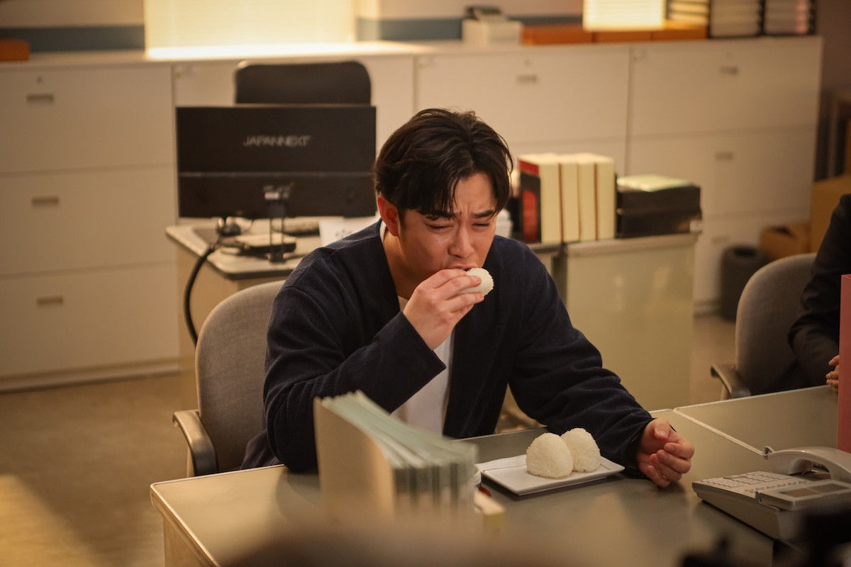 『おコメの女』「隠れて!!」“笹野”佐野勇斗、渾身の“仕掛け”にツッコミ続々「原始的すぎてwww」「忍者屋敷かよ」