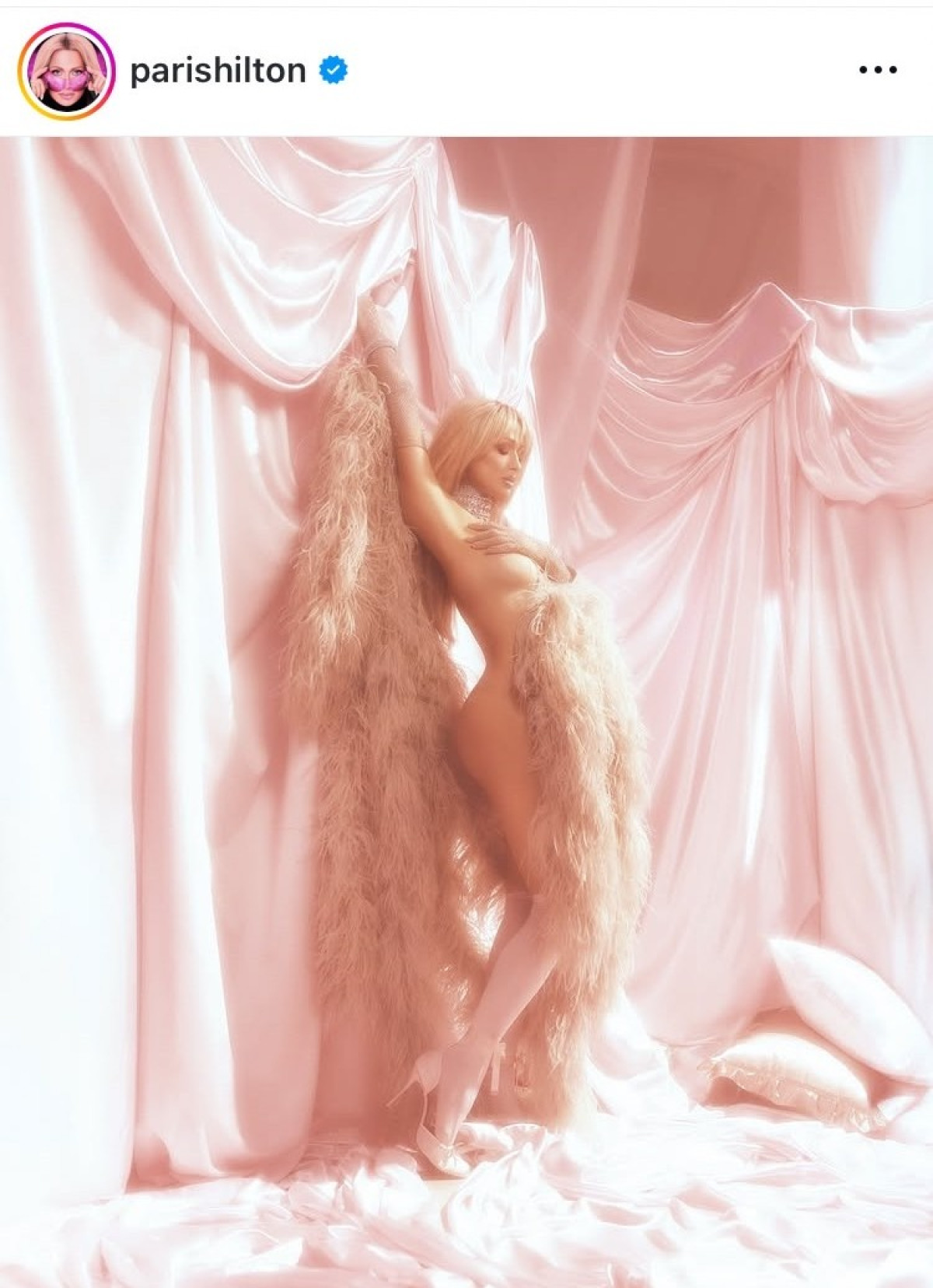 パリス・ヒルトン、45歳の誕生日を“生まれたままの姿”でお祝い