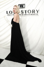 ナオミ・ワッツ、エレガントなドレス姿でレッドカーペットに登場