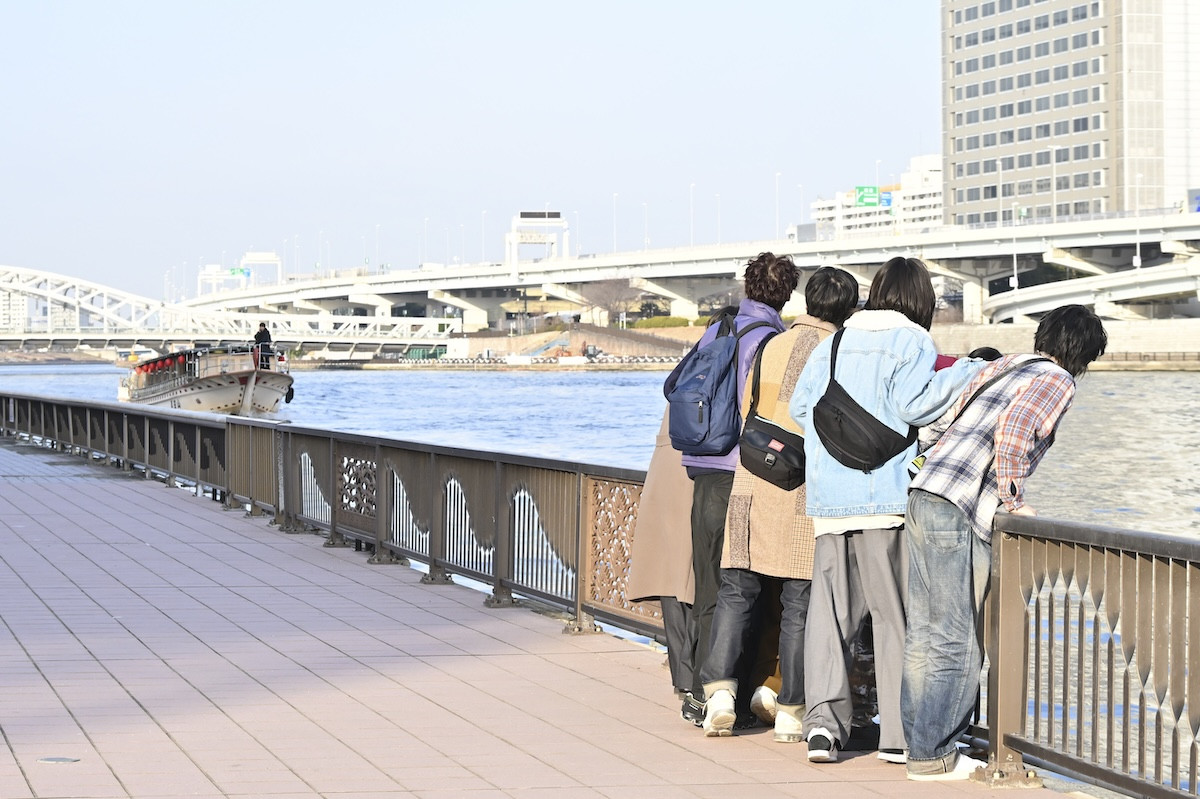 『DREAM STAGE』“吾妻”中村倫也、まさかの移動手段で登場　ネット騒然「絵になる～」「おもしれー男www」