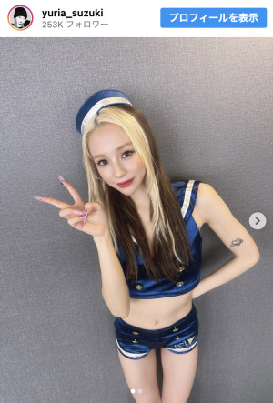 『ラヴ上等』美女、スタイル抜群ラウンドガール姿に反響「足綺麗」「似合ってる」