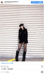 乃木坂46・川崎桜、美脚際立つブラックコーデ披露　※「川崎桜」インスタグラム