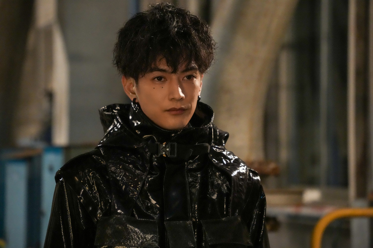 目黒蓮主演『SAKAMOTO DAYS』新場面写真解禁　驚異的再現度ビジュアル＆激しいバトルシーン