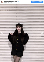 乃木坂46・川崎桜、美脚際立つブラックコーデ披露　※「川崎桜」インスタグラム