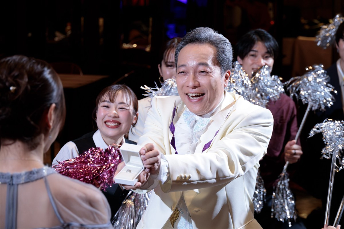 吉田鋼太郎、『ヤンドク！』10話で応援団長に変身　まな娘の“湖音波”橋本環奈を応援！