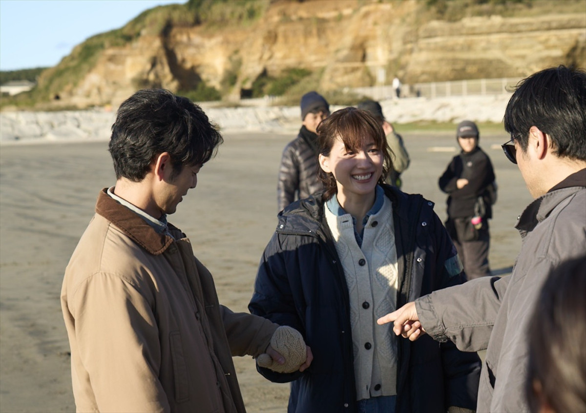 綾瀬はるかが涙…『人はなぜラブレターを書くのか』場面写真解禁　ヒゲダンとの対談映像も近日公開