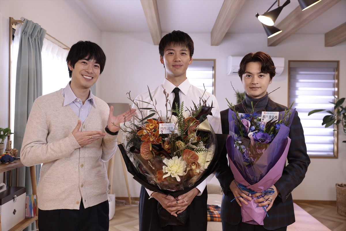 ドラマ『再会』竹内涼真、井上真央、瀬戸康史、渡辺大知の“同級生”4人が笑顔でクランクアップ