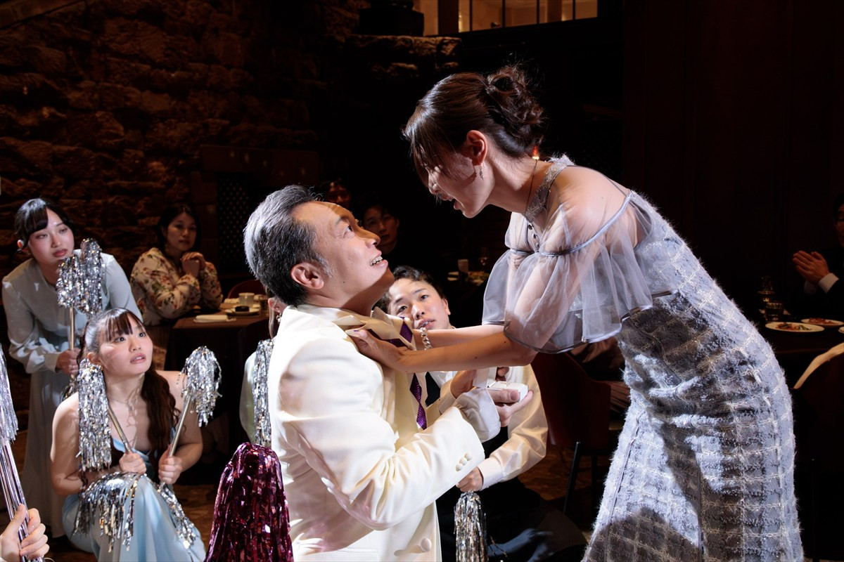 吉田鋼太郎、『ヤンドク！』10話で応援団長に変身　まな娘の“湖音波”橋本環奈を応援！