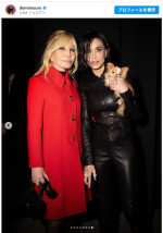（左から）ドナテッラ・ヴェルサーチェ、デミ・ムーアと愛犬ピラフ　※「デミ・ムーア」Instagram