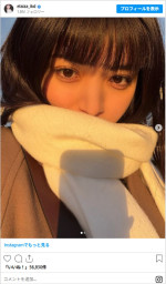 もこもこマフラー＆前髪ぱっつんのどアップショット　※「池田エライザ」Instagram