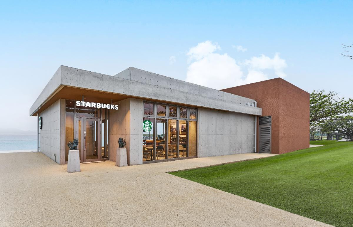 スタバ、沖縄に“オーシャンビュー”を楽しむ新店舗が誕生! カスタマイズ型のフラペチーノも提供