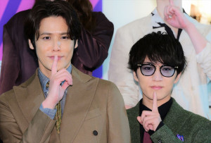 舞台『アケチコ！～蒸気の黒ダイヤ、あるいは狂気の島～』製作発表に登壇した（左から）宮野真守、神山智洋