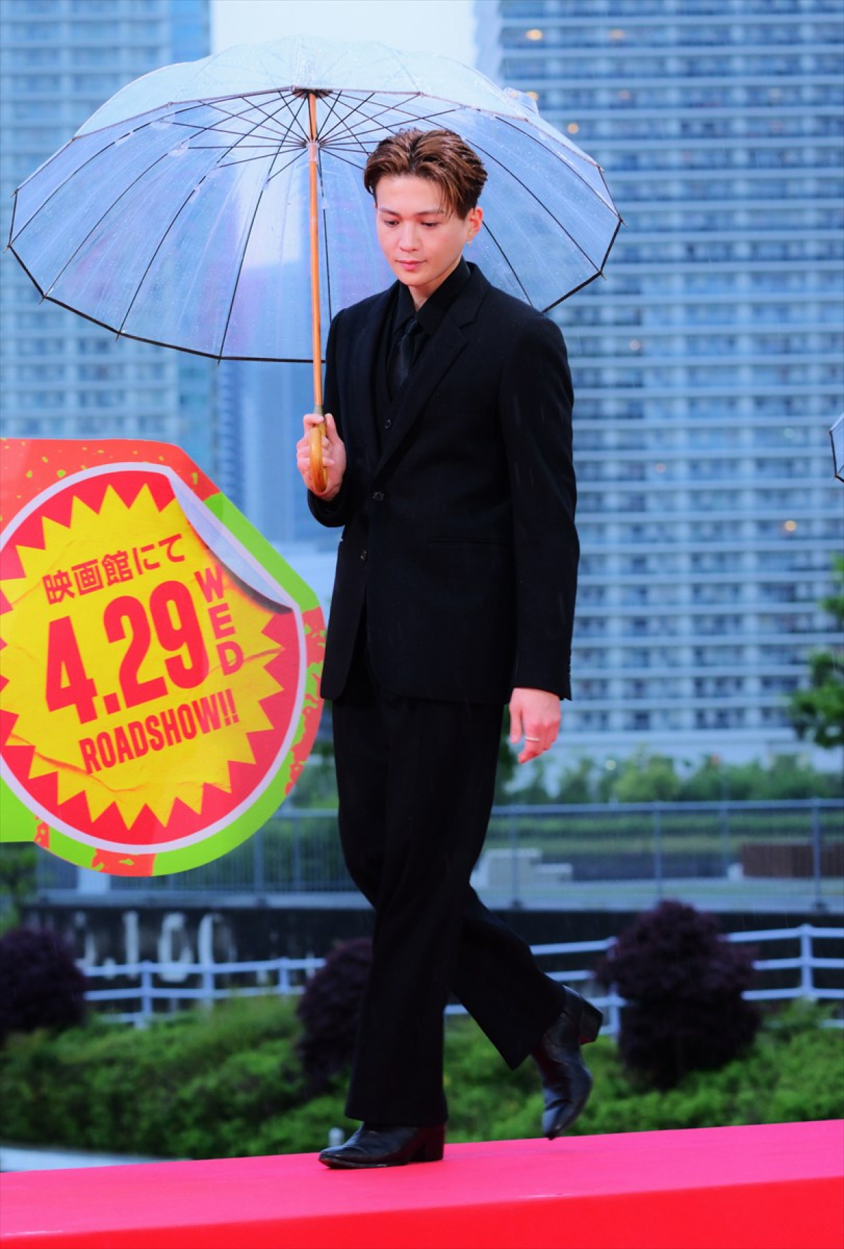 Snow Man目黒蓮、一時帰国でレッドカーペットに登場　雨のち虹も出現