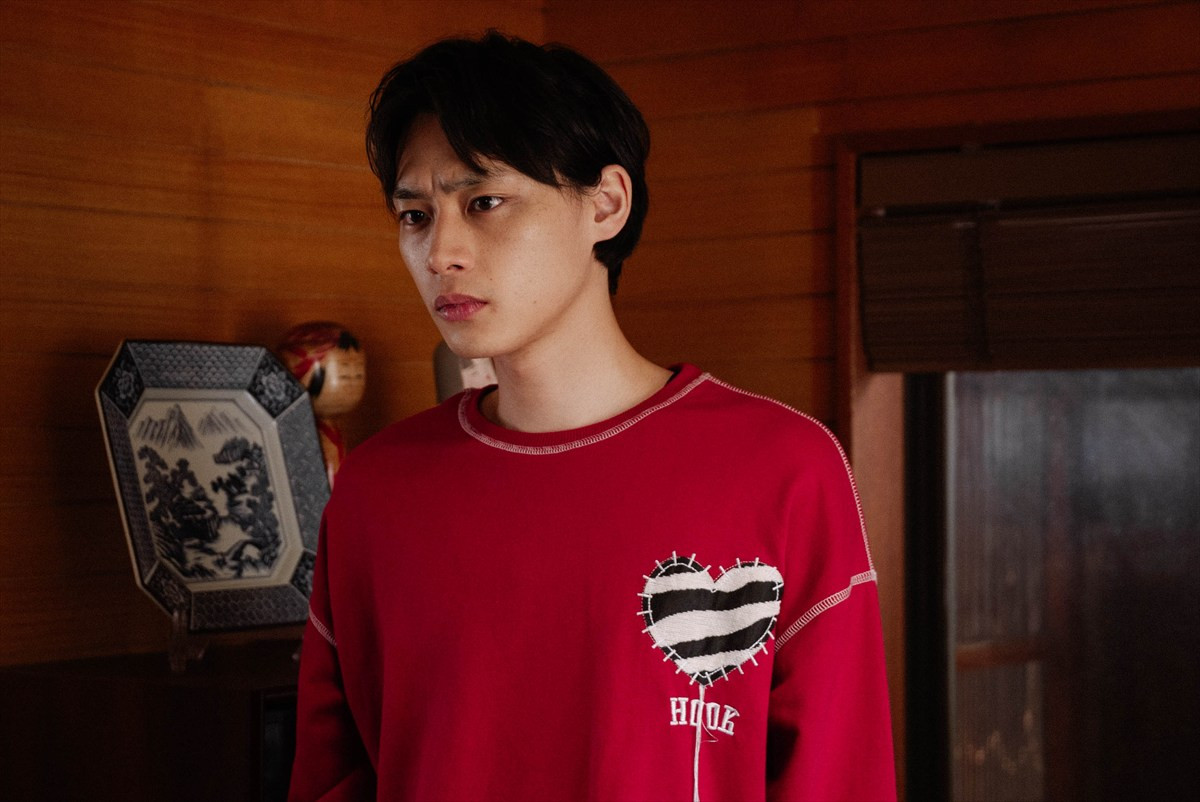 映画『死神バーバー』岡部大、平井亜門ら18名の追加キャストが発表　場面写真も解禁に