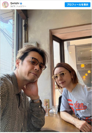 ライセンス藤原、美人妻と朝カフェ　※「藤原一裕（ライセンス）」Instagram