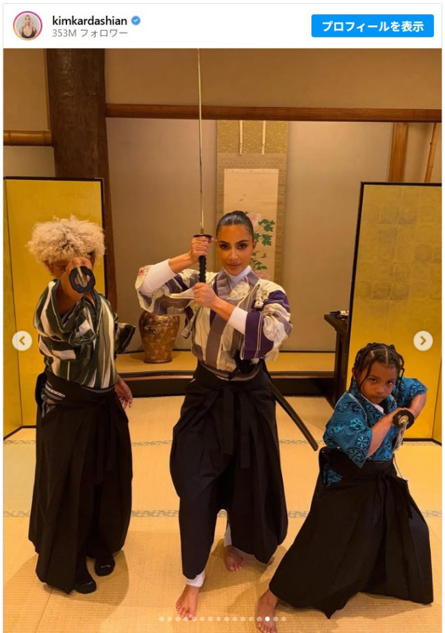 キム・カーダシアン、子どもたちと日本刀を構えてポーズ　※「キム・カーダシアン」Instagram
