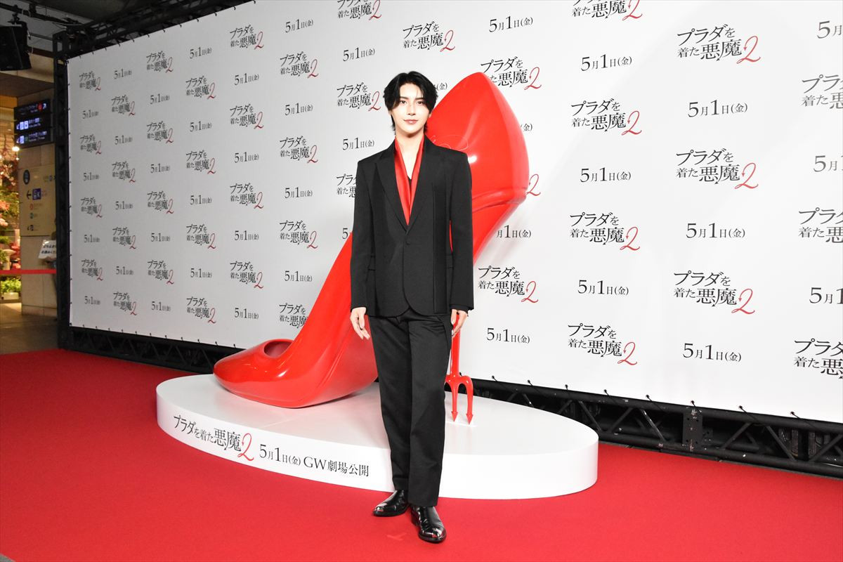 TWICE・MOMO＆SANA『プラダを着た悪魔２』をイメージした真っ赤なドレスで登場！ジャパンアンバサダーに就任