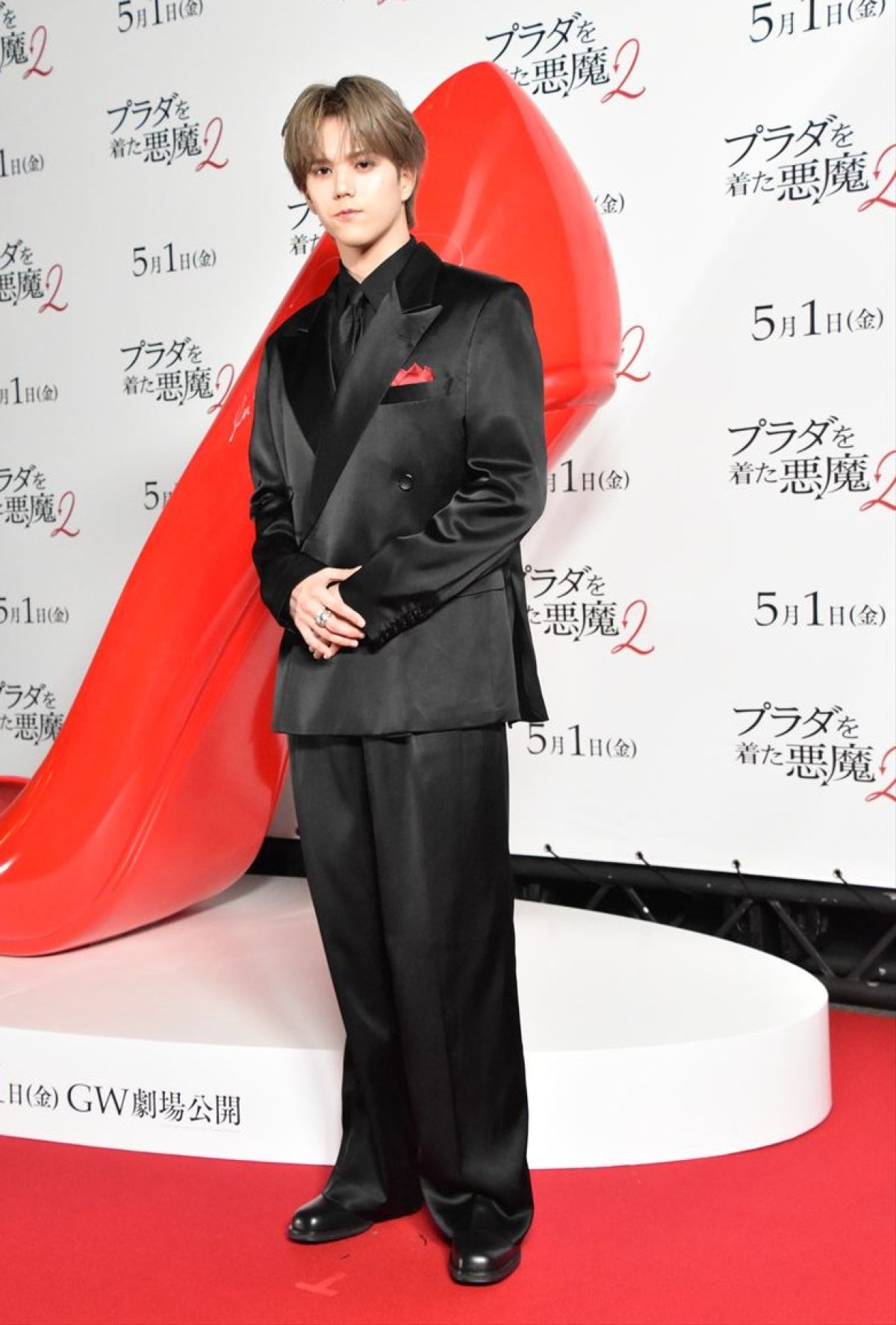 TWICE・MOMO＆SANA『プラダを着た悪魔２』をイメージした真っ赤なドレスで登場！ジャパンアンバサダーに就任