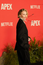 Netflix映画『エイペックス・プレデター』NYプレミアに登場したシャーリーズ・セロン