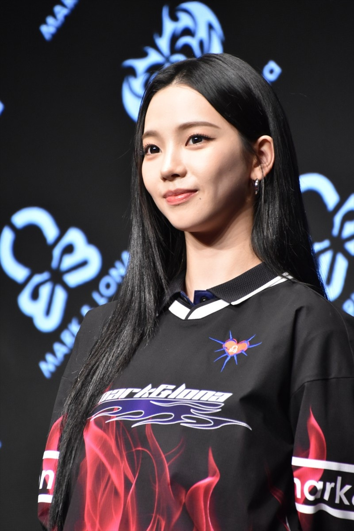 aespa・KARINA、黒とピンクのゴルフウェア姿で登場　『MARK ＆ LONA』新ブランドアンバサダー就任