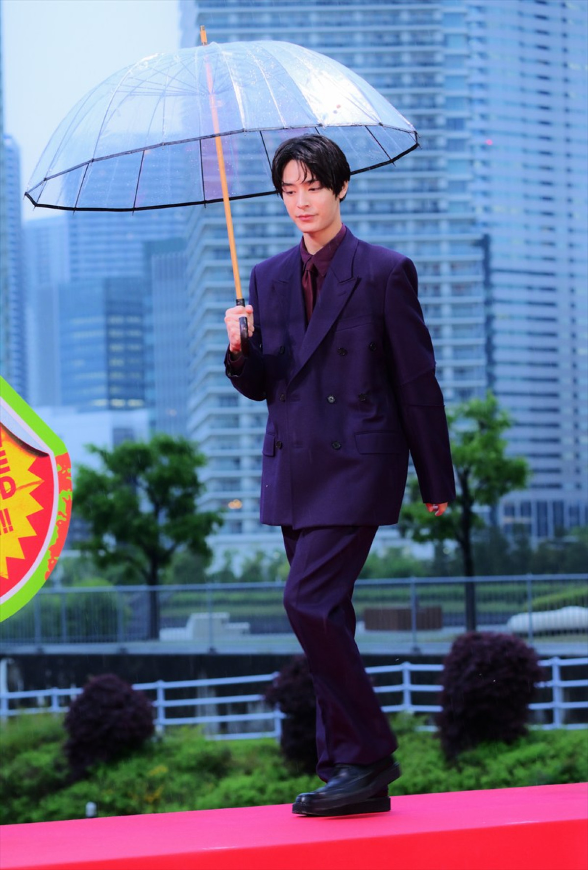 Snow Man目黒蓮、一時帰国でレッドカーペットに登場　雨のち虹も出現